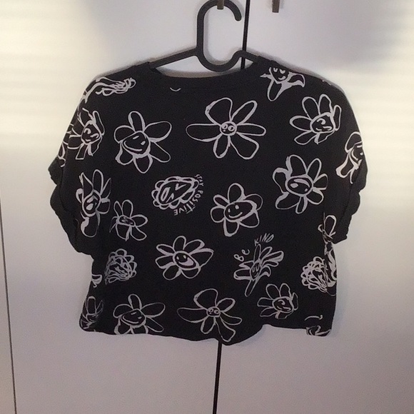 Black and white flower t-shirt. - Picture 2 of 3